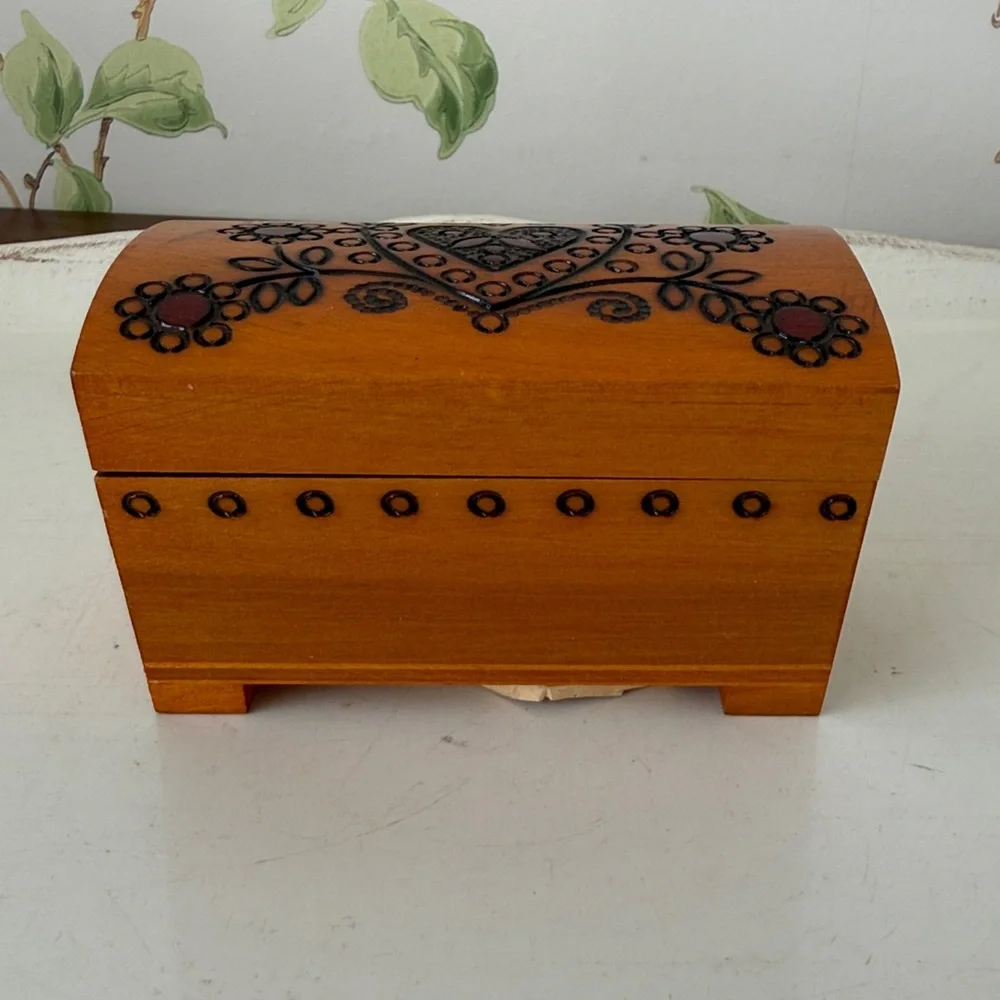 Vintage Wooden Trinket Box Polish Folk Art Handcarved Hearts - Made in Poland - Picture 5 of 11